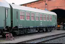 10. Museumsnacht Halle (Saale) und Leipzig: Besuch von 4 Eisenbahnmuseen am 5. Mai 2018 von 18:00 bis 0:00 Uhr.
Blick auf einen Dienstwagen (ex DR 60 50 99-10 669-8) des Verein Eisenbahnmuseum Bayerischer Bahnhof zu Leipzig e.V., der im Eisenbahnmuseum Leipzig-Plagwitz steht. Eine andere Perspektive war aufgrund der Besucher nicht möglich. [5.5.2018 | 20:16 Uhr]