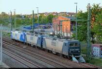 Blick auf 143 273-1 (Lok 230), 143 143-6 (Lok 143) und 145 102-0 (Lok 206) der RBH Logistics, die nahe des Bahnhofs Leipzig-Plagwitz abgestellt sind. Aufgenommen von der Brücke nahe der Kurt-Kresse-Straße. Bild durchlief die Selbstfreischaltung. [5.5.2018 | 20:24 Uhr]