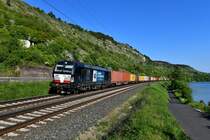 Mit einem bunten Containerzug eilte am 05. Mai 2018 die für die Wiener Lokalbahn fahrende MRCE 193 606 bei Gambach durch das blühende Maintal. Bei der Leistung handelte es sich um den DGS 43956 von Ybbs an der Donau nach Hamburg Waltershof. 