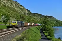 Der DGS 43100 von Verona Q. E. nach Wanne-Eickel war am 05. Mai 2018 mit dem  Leitwolf  von TXLogistik und einer schwarzen Schwestermaschine von MRCE bespannt. Bei Gambach im Maintal konnte ich den gut ausgelasteten Zug des kombinierten Ladungsverkehres aufnehmen. 