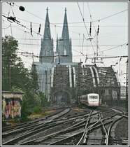 W�hrend 402 026/808 026  Lutherstadt Wittenberg  Richtung Hauptbahnhof rollt, dampft auf dem Nebengleis 078 468 bei einem Regenschauer Richtung K�ln-Messe/Deutz. Aufgenommen am 27.05.07