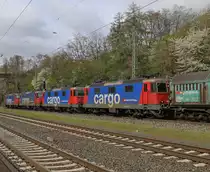 Am 23.04.2016 hingen 4 Loks der Baureihe 421 am Novelis-Zug gen Süden. Zwei davon am Draht und zwei als Wagenloks. Hier beim Signalhalt in Eichenberg. 