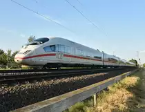 ICE 254 der auf den Namen Arnhem getauft ist nach Amsterdam Centraal bei Gubberath am Abend des 27.7.2018