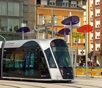 Drei neue Haltestellen f�r die Stra�enbahn - An der Haltestelle Theater findet man die Farben der T�ren von den LUXTRAM S.A. CAF Urbos wieder. Der Stra�enbahnwagen hat am 27.07.2018 die Haltestelle Theater verlassen und f�hrt nun in Luxembourg-Ville am Glacis entlang der Haltestelle Fa�encerie entgegen. (Jeanny)