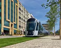 Drei neue Haltestellen f�r die Stra�enbahn - Die leichte Steigung der All�e Scheffer in Luxembourg-Ville, wo teils begr�nte Gleise liegen, eignet sich hervorragend um den fotogenen CAF Urbos von LUXTRAM S.A. auf dem neuen Streckenteilst�ck in Szene setzen. 27.07.2018 (Jeanny)