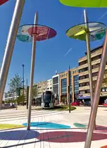 Drei neue Haltestellen f�r die Stra�enbahn - Am 27.07.2018 war die offizielle Er�ffnung von 3 neuen Haltestellen bei Luxtram S.A.. Am ehemaligen P�erdsmaart in Luxembourg-Ville versch�nern die Farben der Schirme die Haltestelle Theater und konnten zusammen mit einem LUXTRAM S.A. CAF Urbos bildlich festgehalten werden. (Jeanny)