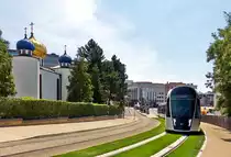 Drei neue Haltestellen f�r die Stra�enbahn - Der CAF Urbos von Luxtram S.A. hat am 27.07.2018 die vorl�ufige Endhaltestelle St�replaz verlassen und f�hrt nun durch die Rue Jean-Pierre Probst in Luxembourg-Ville, vorbei an der russisch-orthodoxen Kirche der Heiligen Apostel Petrus und Paulus.  (Jeanny)