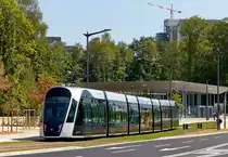 Drei neue Haltestellen f�r die Stra�enbahn – Am P�le d’�change Rout Br�ck-Pafendall senkt die Tram den Pantografen. Von nun an schafft sie es  oben ohne . Zun�chst geht es �ber die Rote Br�cke bis zur Haltestelle Theater. Dort angekommen, wird unter dem Fahrzeug eine Kufe ausgefahren, die eine Verbindung zu einem dritten Gleis am Boden herstellt. Auf diesem Weg wird das Fahrzeug mit Strom versorgt. Von dem Vorgang bekommt von den Passagieren niemand etwas mit. Nach 20 Sekunden ist genug Energie  getankt  – es kann weitergehen, den Glacis entlang. Mit den drei neuen Haltestellen erstreckt sich die Tramstrecke jetzt �ber 5,7 Kilometer. 27.07.2018 (Jeanny)