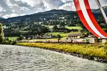 Nachdem die 1116 159-5  150 Jahre Brennerbahn  nun einige Wochen die Fahrradzüge zwischen Lienz und San Candido/Innichen bespannte, verabschiedete sie sich nun wieder aus dem Drautal.
Hier durchfährt 1116 159-5, mit einem Güterzug nach Fürnitz, soeben die Haltestelle Berg im Drautal.
Aufgenommen am 27.7.2018.