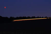 Die Mondfinsternis am 27.07.2018 hat gegen einen VT2E der Taunusbahn auf dem
Weg von Wilhelmsdorf nach Hundstadt wenig Chancen, einen großen Eindruck zu erwecken. Der Zug fährt hier wirklich bergab....