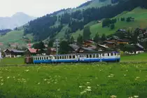 Montreux - Oberland bernois MOB.
Erinnerung an die alte MOB.
Gemischter Regionalzug mit BDe 4/4 3001 bis 3002, Baujahr 1976,1982, bei Rossinière im Juli 1993.
Foto: Walter Ruetsch 