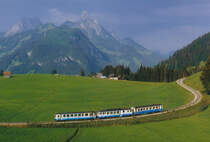 Montreux - Oberland bernois MOB.
Erinnerung an die alte MOB.
Gemischter Regionalzug mit BDe 4/4 3001 bis 3002, Baujahr 1976,1982, zwischen Schönried und Gruben im Juli 1993.
Foto: Walter Ruetsch 
