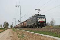 Mit einem Containerzug, der fast nur mit Kesselcontainer beladen ist, fuhr am 05.07.2017 die MRCE/SBBCI ES 64 F4-288 (189 288-4)  SBB Cargo International  nördlich von Müllheim (Baden) an dem Fotografen vorbei in Richtung Basel.