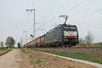 Mit einem Containerzug, der fast nur mit Kesselcontainer beladen ist, fuhr am 05.07.2017 die MRCE/SBBCI ES 64 F4-288 (189 288-4)  SBB Cargo International  nördlich von Müllheim (Baden) an dem Fotografen vorbei in Richtung Basel.