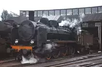 Die ehemalige Reichsbahn-38 2170, eine von der PKP in Ok1 66 umbezeichnete preußische P8 wartet am 20.09.1976 im Bw Choszczno, dem früheren Arnswalde, auf ihren nächsten Einsatz. Anfang der 1950er Jahre hatte die PKP über 400 Ok1 im Bestand, Ende 1976 waren es noch 124, im Januar 1981 schied die letzte aus dem Plandienst aus. 