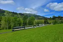 GDe 4/4 6004 mit einem Regio am 20.06.2016 bei Schönried. 