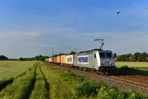 386 001 mit einem Containerzug am 24.05.2018 bei Rohrsen. 
