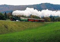 La Traction.
Chemins de fer du Jura CJ.
Sonderzug mit der G 2/3+3/3 E206 in der grossen Wendekurve beim Weiler Foradrai im Oktober 1993.
Besondere Beachtung gilt dem ehemaligen SZB AB 301 sowie den drei B4 ehemals SBB Brünig die damals auch noch bei der CJ zur Verstärkung von Reisezügen zum Einsatz gelangten.
Foto: Walter Ruetsch