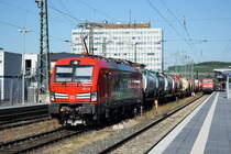 Am 26. Juli 2018 steht 193 312  Das ist grün  mit einem Containerzug in Würzburg.