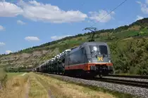 242 516 von Hectorrail zieht am 26. Juli 2018 einen mit Autos beladenen Zug kurz vor Thüngersheim Richtung Würzburg.