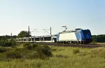 ITL 185 522-0 mit einem leeren Autozug unterwegs in Richtung Schwerin.  3km östlich von Büchen, 19.07.2018