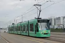 Be 6/8 Combino 325, auf der Linie 1, überquert die Dreirosenbrücke. Die Aufnahme stammt vom 31.05.2018.