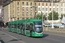 Be 6/8 Flexity 5011, auf der Linie 6, überquert die Mittlere Rheinbrücke. Die Aufnahme stammt vom 02.06.2018.