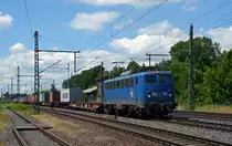 140 038 kam mit einem Containerzug der Metrans am 27.06.18 in Niederndodeleben zum stehen. Hier rollt sie an das rote Signal heran. 