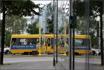 Weder das Eine noch das Andere -

Das Bild zeigt weder eine einteilige, vierachsige Version der Stuttgarter Stadtbahn noch handelt es sich um eine Straßenbahn von anno 1868. Damals hatte die Tram wohl nur zwei Achsen.

Ein Stadtbahnzug an der Haltestelle Berliner Platz (Hohe Straße).

24.06.2013 (M)