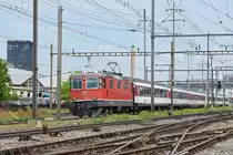 Re 4/4 II 11122 durchfährt den Bahnhof Pratteln. Die Aufnahme stammt vom 31.05.2018.
