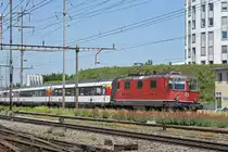 Re 4/4 II 11112 durchfährt den Bahnhof Pratteln. Die Aufnahme stammt vom 30.05.2018.