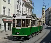  Sommerbim  unterwegs heißt es noch bis zum 02. September 2018 in Graz wo anlässlich des 140-Jahrjubiläums der Straßenbahn  jeden Freitag, Samstag und Sonntag
von 09:00 bis 18:00 Uhr im Stundentakt Publikumsfahrten mit Oldtimern zwischen den Stationen Laudongasse und Liebenau Murpark kostenlos stattfinden.

Vergangenen Samstag den 28. Juli war Tw 121 (Baujahr 1909) samt Beiwagen 60B im Einsatz und wurde von mir am Südtirolerplatz vor der markanten Kulisse des m 68,5 Meter hohen Glockenturms der Franziskanerkirche bildlich festgehalten.

https://www.tramway-museum-graz.at/_lccms_/_00781/Sommerbim.htm?VER=180701231807&MID=275&LANG=ger
