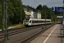 Der Eurobahn ET 7.09 kommt als RE 13 auf seinem Weg nach Venlo Nl am Sonntag den 22.7.2018 durch Gruiten gefahren.