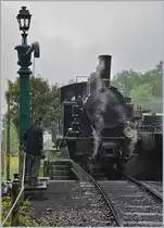50 Jahre Blonay - Chamby; Mega Steam Festival: Die SBB Brünig Talbahn G 3/4 208 der Ballenberg Dampfbahn ist nicht nur wunderschön, sondern auch schnell, sehr schnell sogar: 105 km/h fährt die schnellste Meterspurlok! 
Können ist das eine, dürfen das andere: 60 km/h sind erlaubt doch neue Vorschriften bremsen die Lok weiter aus: mit nur noch max 45 km/h darf die Lok fahren, und dies nur, wenn der kleine Führerstand mit Personal überfüllt wird: Neben dem Heizer sind zwei ! Lokführer vorgeschrieben. Nun sammelt die Ballenberg Dampfbahn Geld, um ein Zugsicherungssystem in die G 3/4 208 einbauen zu können. 

Das Bild zeigt die Lok, als sie bei der Blonay-Chamby Bahn zur 50 Jahr Feier zu Gast war und in Chaulin mit Wasser und Kohle versorgt wurde.

10. Mai 2018
