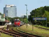 Nostalgie-Wochenende am Plattensee! Die retrolackierte M62 194-er Taigatrommel (in Ungarn ist Szergej) mit dem Zug 19794  Kék Hullám  in Bf. Balatonalmádi. Kann man die ehemalige  Hotel Aurora  zu sehen.
29.07.2018.