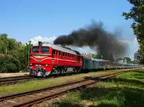 Die retrolackierte M62 194 mit dem Zug 19794  Kék Hullám  verlässt Balatonalmádi. 
29.07.2018.