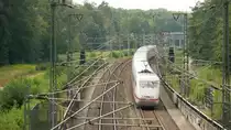 Am 28.07.2018 kommt ICE 596 (München-Berlin) kurz nach Verlassen des Tunnel Forst zum Stehen. Grund ist ein Notarzteinsatz bei Hockenheim mit nachfolgender Komplettsperrung der NBS Mannheim-Stuttgart zwischen Abzweig Saalbach und Mannheim Hbf. Nach ca 20. Minuten  dreht  der ICE um in Richtung Abzweig Rollenberg zurückzufahren.
