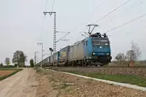 Mit einem  LKW Walter -KLV aus Zeebrugge fuhr am 05.04.2017 die ATLU/XRAIL 185 525-3, welche den Zug seit Aachen West bespannte, nördlich von Müllheim (Baden) in Richtung Basel.