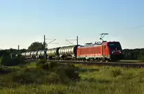 187 107-8 der DB mit einem Kesselzug der VTG bei schöner Dämmerung, unterwegs in Richtung Hagenower Land. 3km östlich von Büchen, 23.07.2018