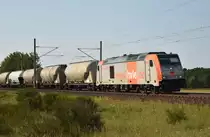 246 001-2 der HVLE mit Staubgutwagen der EVS, unterwegs in Richtung Schwerin. 3km östlich von Büchen, 26.07.2018