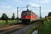 SBB CARGO.
Re 10/10 mit der 420 341-0 an der Spitze des Zuges bei Roggwil am 30. Juli 2018.
Die weidenden Kühe fressen trotz der Vorbeifahrt dieses fotogenen Güterzuges ruhig weiter.
Foto: Walter Ruetsch