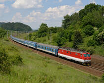 350 016  Gorilla  war am 30. Mai 2018 dem EC 279  Metropolitan  von Praha hl.n. nach Budapest-Nyugati vorgespannt, fotografiert in  Česká Třebová.