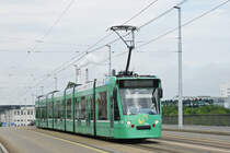 Be 6/8 Combino 311, auf der Linie 1, überquert die Dreirosenbrücke. Die Aufnahme stammt vom 31.05.2018.
