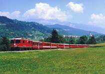 Rhätische Bahn RhB.
Ge 4/4 II 623  Bonaduz  mit dem Glacier Express zwischen Castrisch und Ilanz auf der Fahrt nach Disentis am 1. August 1993.
Mitgeführt wurden damals noch Personenwagen von RhB, FO und BVZ.
Foto: Walter Ruetsch