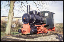 ÖAM-100.6 Schmalspurlok für 785 mm Spur steht hier am 18.2.1995 als Denkmal an der Emslandstrecke am Bahnhof in Lathen.
