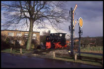 ÖAM-100.6 Schmalspurlok für 785 mm Spur steht hier zusammen mit einer Signalgruppe am 18.2.1995 als Denkmal an der Emslandstrecke am Bahnhof in Lathen.
