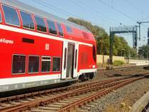Am 30.07.18 entgleisten 446 024 und das vordere Drehgestell des nachfolgenden DABpbza 36-81 200 in Groß-Rohrheim. Der letzte Wagen, 446 025, blieb unbeschädigt. Diese Aufnahme (aufgenommen von einem Radweg) ist etwa 6 Stunden nach dem Unglück entstanden. Der Zug hätte eigentlich über eine Weiche auf Gleis 3 (ganz rechts) fahren sollen.