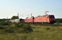 185 228-4 schleppt die 152 144-2 der DB mit einem gemischten Güterzug Richtung Hagenower Land. 3km östlich von Büchen, 26.07.2018.