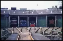 Eisenbahn Museum BW Dieringhausen am 4.3.1995: Blick über die Drehscheibe auf den Rundlokschuppen mit diversen Diesellokomotiven