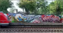 Bunte Farben im Sommerrain II -

S-Bahnhof Stuttgart-Sommerrain: Die vorher triste Betonwand erhält durch das erlaubte Graffiti einfachen Station ein farbenfrohes Aussehen.

02.08.2018 (M)